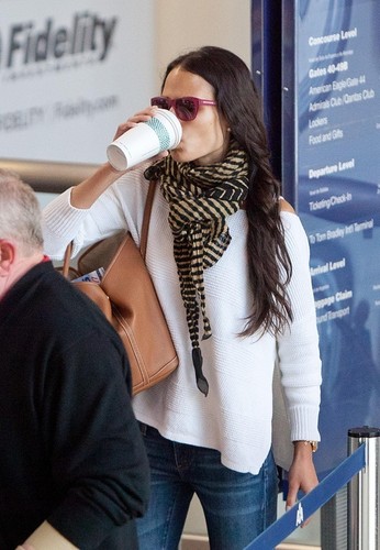  Jordana - JB sips her morning Starbucks brew as she prepares to depart LAX, Apr 24, 2011
