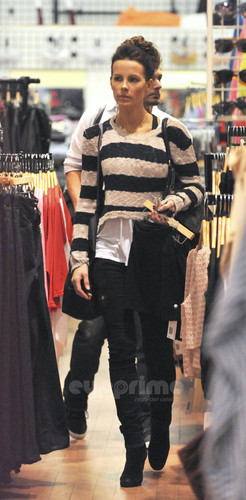 Kate Beckinsale And Family Enjoy A Day Of Shopping in Santa Monica, Oct 23