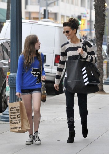  Kate Beckinsale And Family Enjoy A Tag Of Shopping in Santa Monica, Oct 23