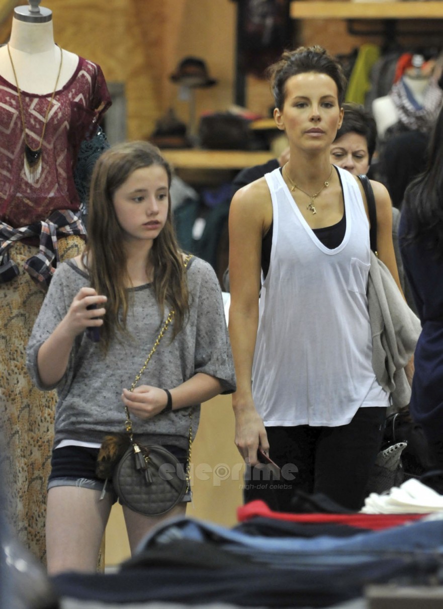  Kate Beckinsale And Family Enjoy A día Of Shopping in Santa Monica, Oct 23
