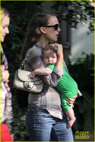 Natalie Portman & Baby Aleph Visit A Friend