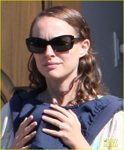  Natalie Portman: Synagogue Saturday with the Family!