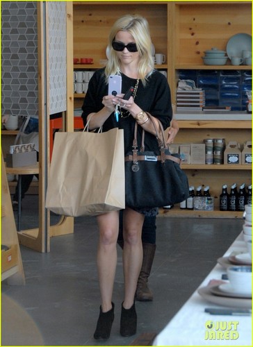  Reese Witherspoon: Brentwood Shopping Spree