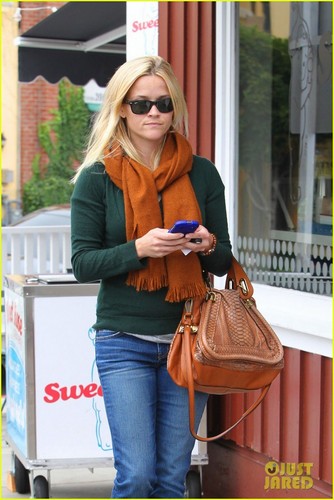  Reese Witherspoon: Speedy Brentwood Stop!