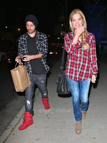  Ashley Benson and Boyfriend leaving 蟒蛇, 宝儿 in Hollywood, Oct 26