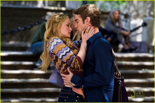  Chace Crawford and Kaylee Defer set фото