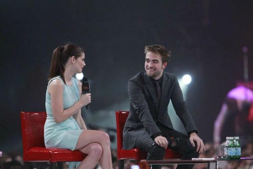  First Pic of Rob and Ashley at the fan event in stockholm
