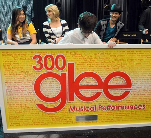  Glee's 300th Musical Performance Special Taping (26.10)