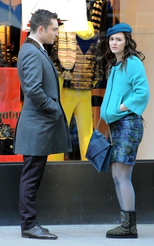 Leighton Meester and Ed Westwick on the set of 'Gossip Girl' (October 25).