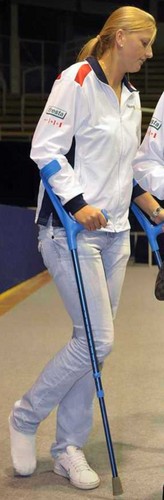Petra Kvitova with straight hair and crutches