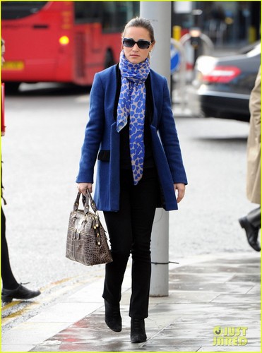  Pippa Middleton: Feeling Blue in Londra