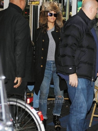  Rihanna - Visiting a coffee دکان in Amsterdam, Netherlands - October 23, 2011