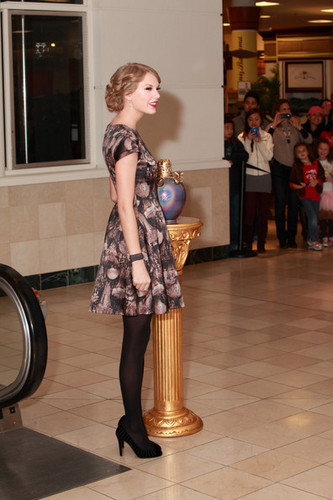  Taylor Swift's Wonderstruck Fragrance Launch