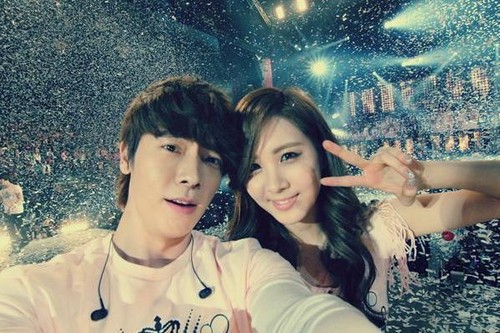  seohyun and donghae took a snap shot at stage