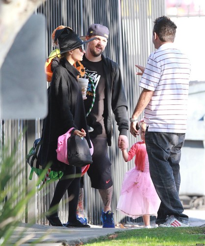 10/31 Heads to Halloween party with family in LA
