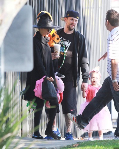  10/31 Heads to Dia das bruxas party with family in LA