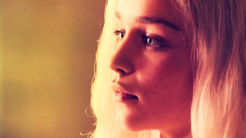  Daenerys in 'Winter Is Coming'