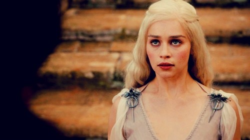  Daenerys in 'Winter Is Coming'