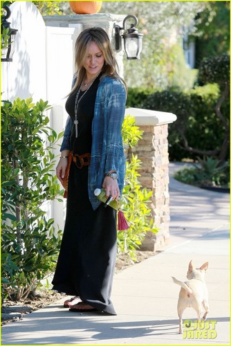  Hilary Duff Checks Out Monster Baby Slippers