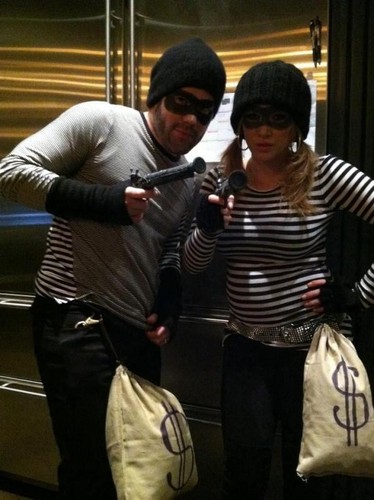  Hilary Duff & Mike Comrie: Bank Robbers On the Run