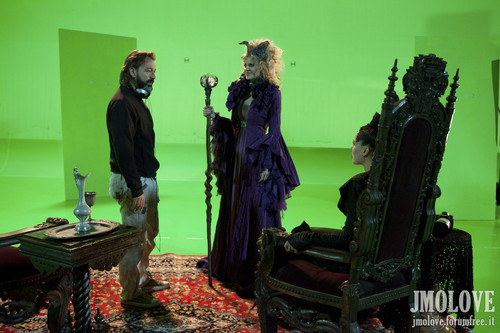  Kristin Bauer as Maleficent- BTS mga litrato