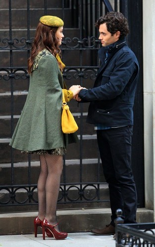 Leighton Meester and Penn Badgley on the set of 'Gossip Girl' in NYC (October 31).