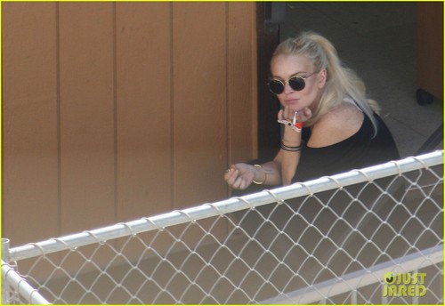  Lindsay Lohan Shows Off Her New Teeth