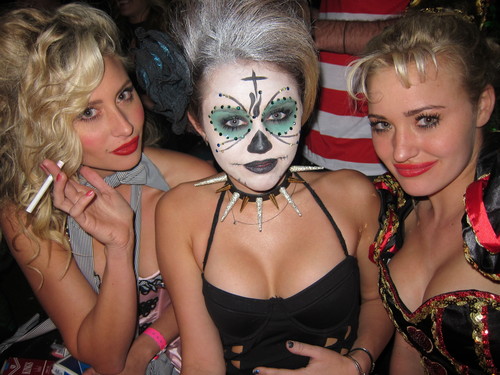  Miley's Dia das bruxas Party With Aly & Aj