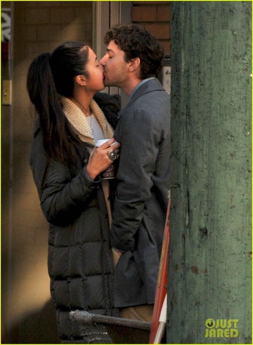  Shia LaBeouf & Karolyn Pho: Ciuman Kiss!