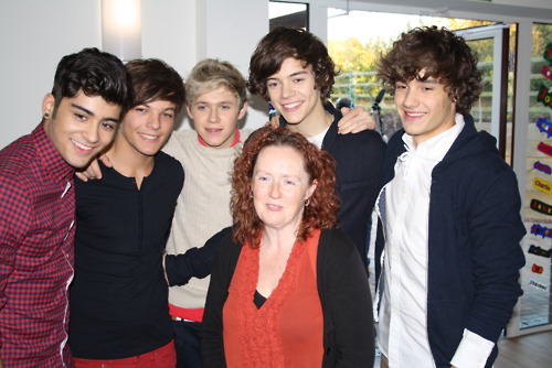  1D visit the Rainbows Hospice for Children In Need x♥x