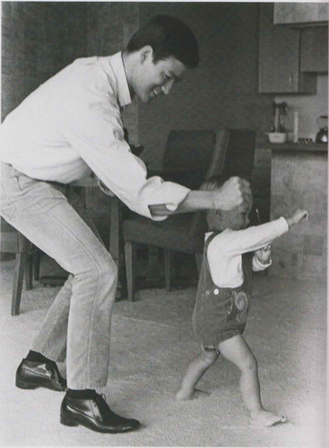  Bruce Lee with his son