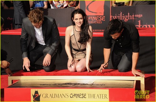 Kristen Stewart & Robert Pattinson: Hand and Footprint Ceremony!