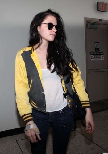 Kristen Stewart at the airport in Los Angeles, California - November 2, 2011.