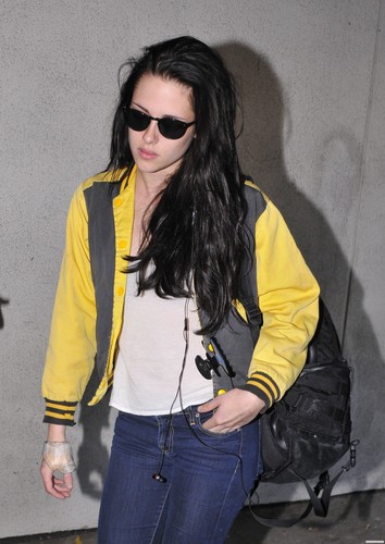  Kristen Stewart at the airport in Los Angeles, California - November 2, 2011.