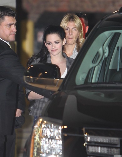  Kristen Stewart leaving Jimmy Kimmel دکھائیں in Hollywood - November 3rd, 2011.
