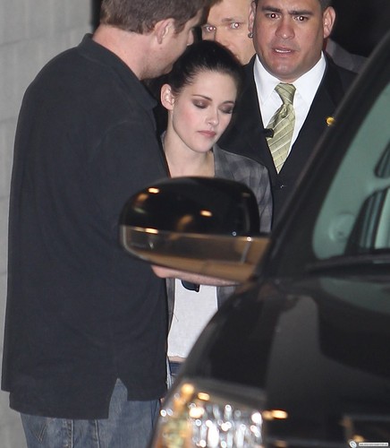  Kristen Stewart leaving Jimmy Kimmel প্রদর্শনী in Hollywood - November 3rd, 2011.