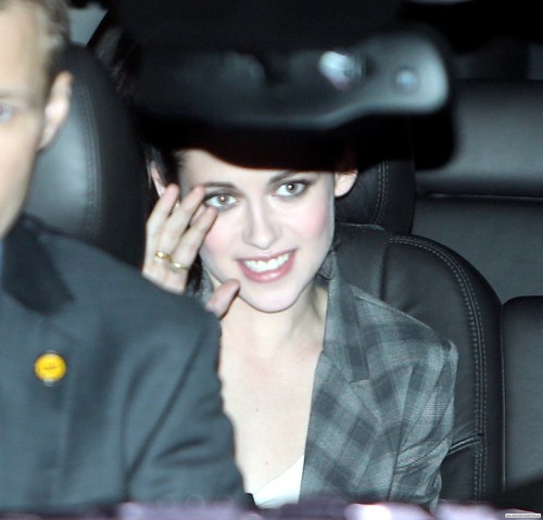  Kristen Stewart leaving Jimmy Kimmel 显示 in Hollywood - November 3rd, 2011.