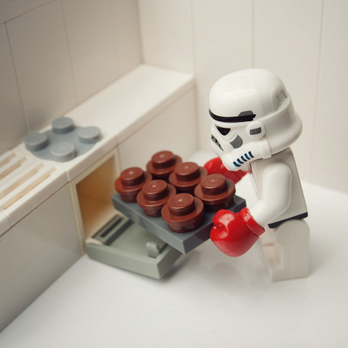 LEGO Star Wars Imperial Stormtrooper Bakes Cupcakes