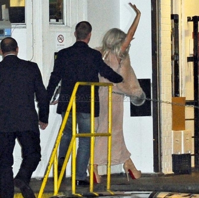  Lady gaga's arrival to her hotel in Лондон (with Taylor Kinney)