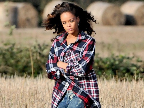  Lovely Rihanna kertas dinding