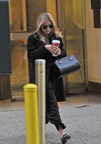  Mary-Kate & Ashley - spotted leaving a building in NYC, 03. November 2011