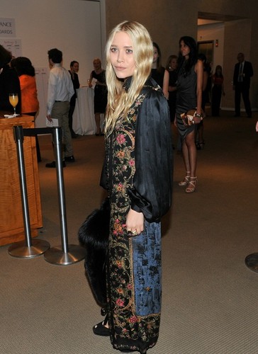  Mary-Kate - attends the Take nyumbani a Nude benefit at Sotheby's in NYC, 17. October 2011