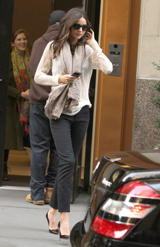  Miranda Kerr Leaving Her NYC Apartment