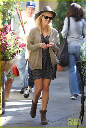  Reese Witherspoon: Sunny Shopping Trip!