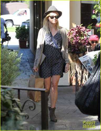  Reese Witherspoon: Sunny Shopping Trip!