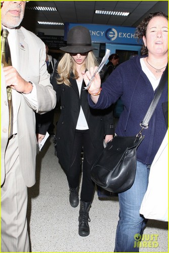  Amanda Seyfried: Back in L.A. After European Promo Tour