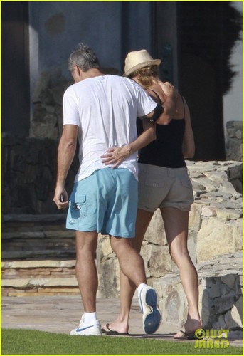 George Clooney & Stacy Keibler: Mexico Getaway!