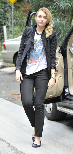  Miley Cyrus ~ 06. November- Posing for the Paps in LA