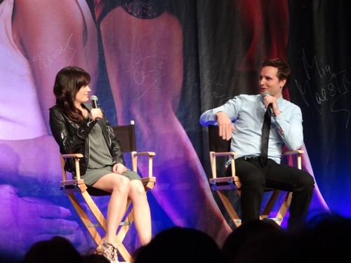  lebih pics of Elizabeth at The Official ‘Breaking Dawn’ Twilight Convention in L.A (Nov. 5)