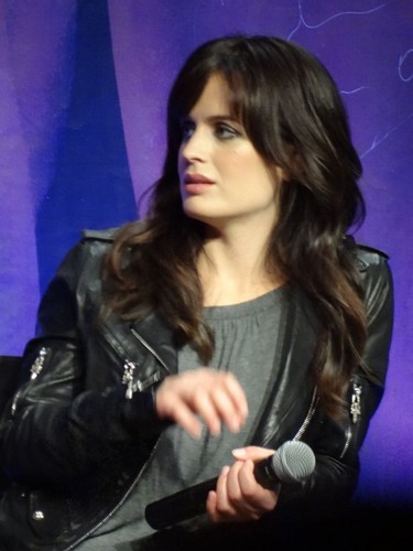  mais pics of Elizabeth at The Official ‘Breaking Dawn’ Twilight Convention in L.A (Nov. 5)